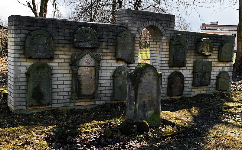 File:Jewish Cemetery Lubartow IMGP2509.jpg