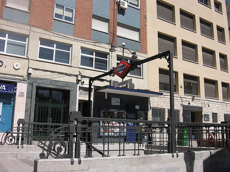 Archivo:Lavapiés Madrid metro.jpg