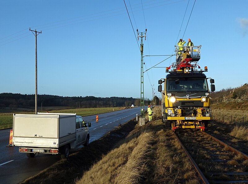 File:Maintenance of Lysekilsbanan.jpg