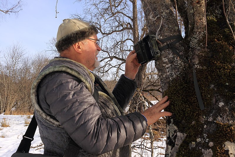 File:Профессор Кудактин осматривает фотоловушку.JPG