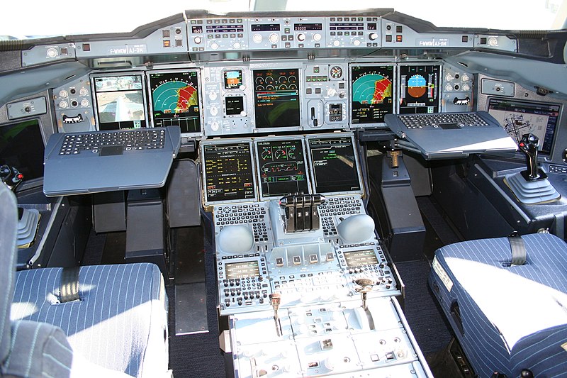 Archivo:Airbus A380 cockpit.jpg