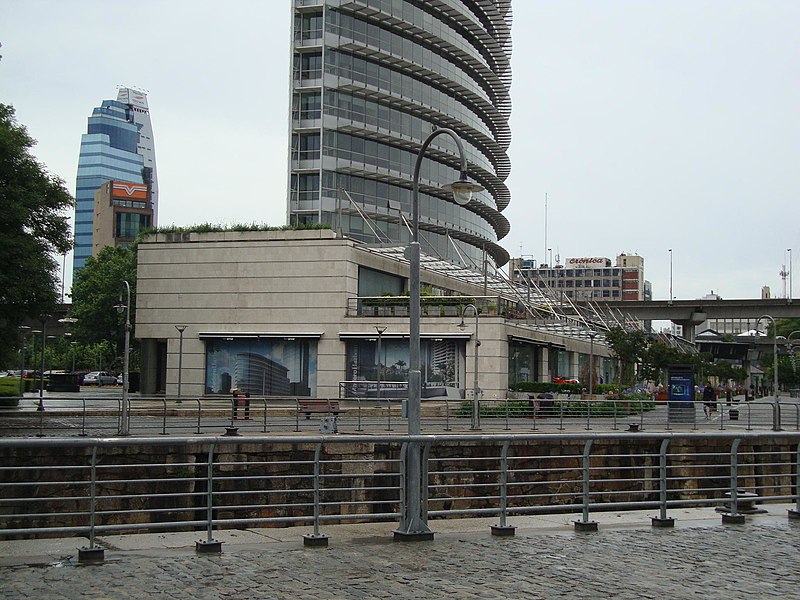 Archivo:Edificio Malecón Basamento.JPG