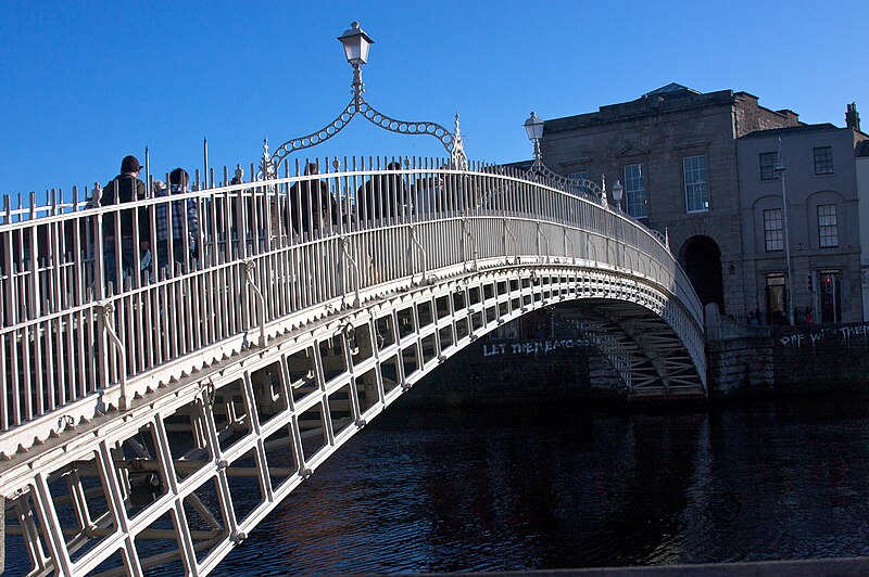 File:Ha'penny Bridge, Dublin.jpg