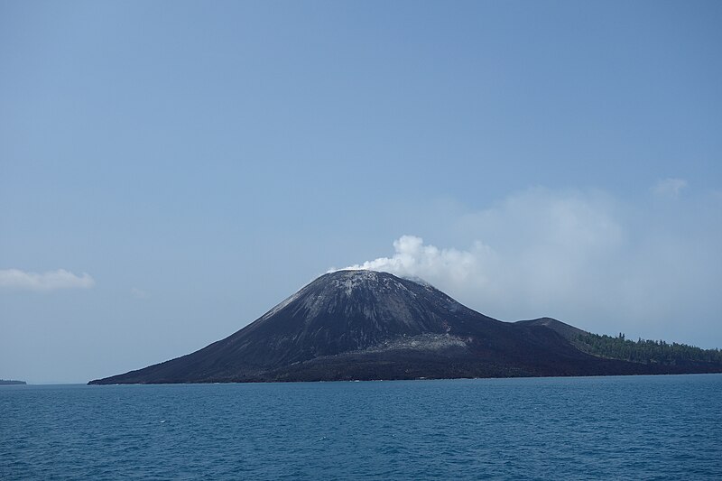 File:Anak Krakatau-2.JPG