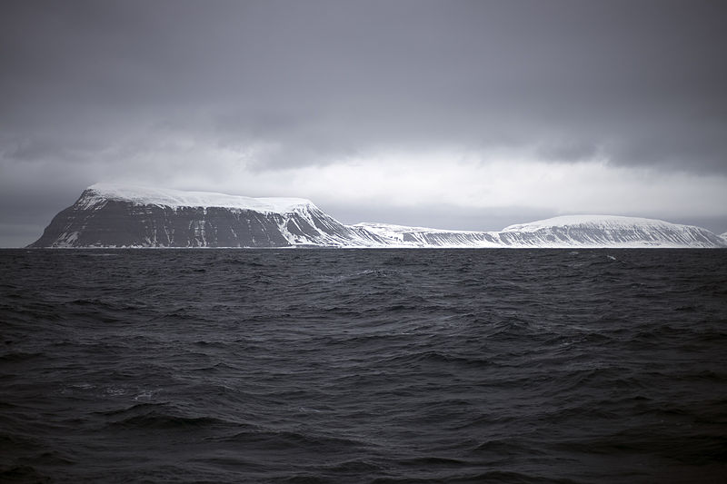 File:Hopen Svalbard May2013.jpg