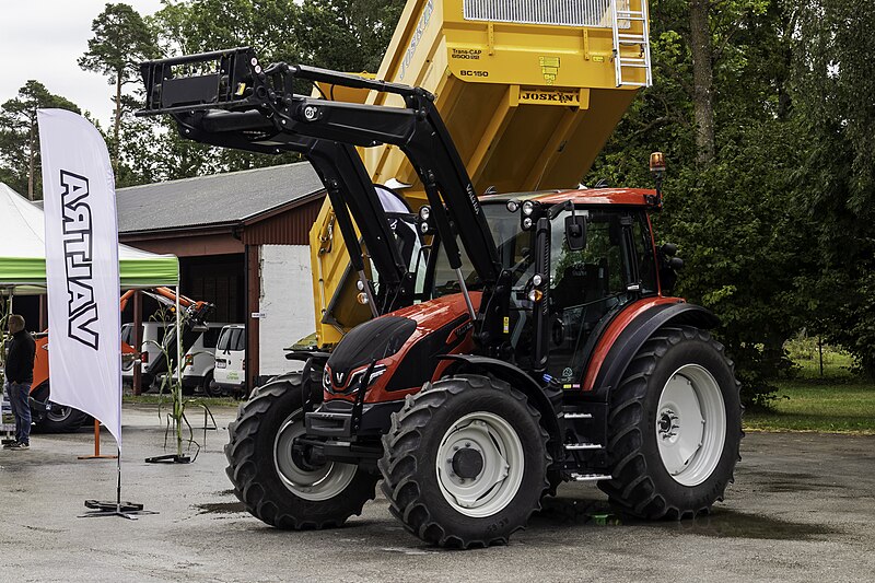 File:Valtra G135.jpg