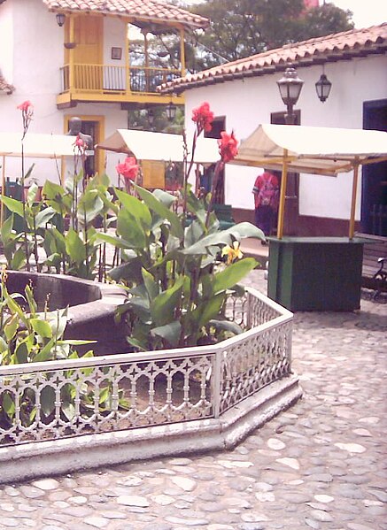 Archivo:VistaParcialPueblitoPaisa-Plaza.JPG