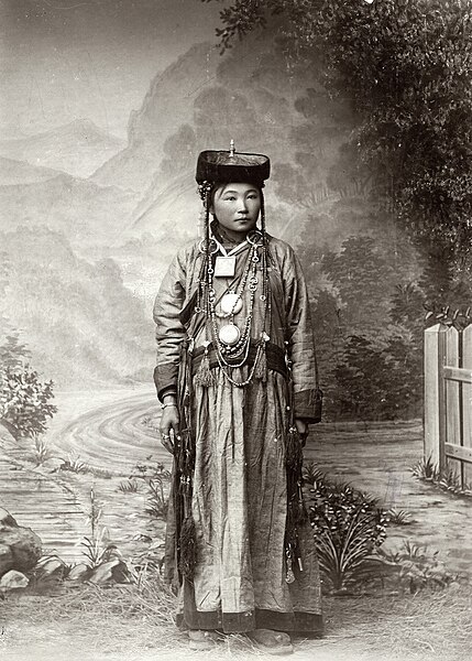 Файл:A young Buriat woman.jpg