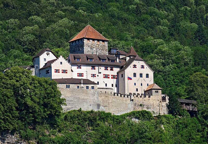 File:Schloss Vaduz (2009).jpg