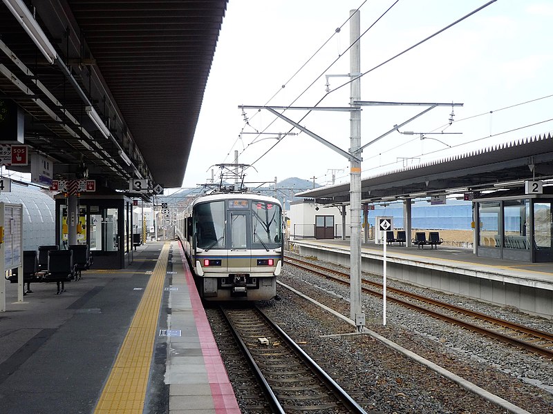 File:JRW221 at Kameoka Station.jpg