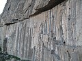 Foto del monte Behistún. Tome en cuenta el tamaño de los escaladores a comparación al tamaño de la montaña.