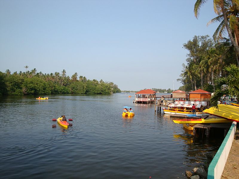 File:Paraiso.Puerto Ceiba.jpg