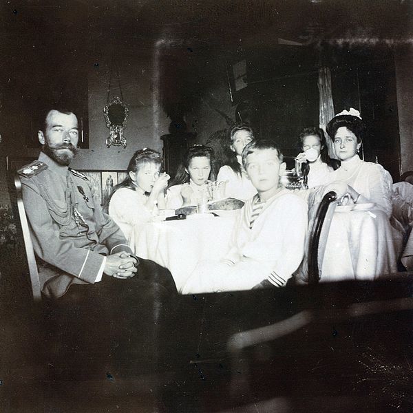 File:Romanovsbreakfast1910.jpg