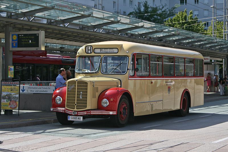 File:Saurer-Bus Salzburg Seitenansicht.JPG