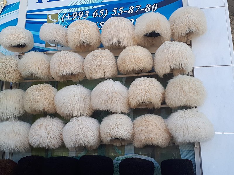 Файл:Traditional sheepskin hats(Telpek).jpg