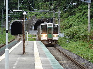 一列開往福島站的山形線普通列車正駛入仍使用中的赤岩站（2006年8月）