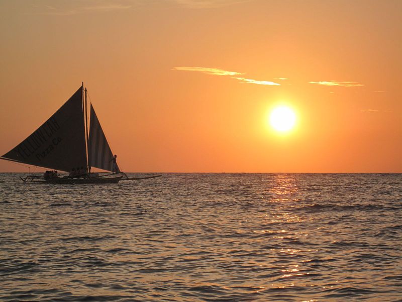 File:Boracay Sailing Paraw.jpg