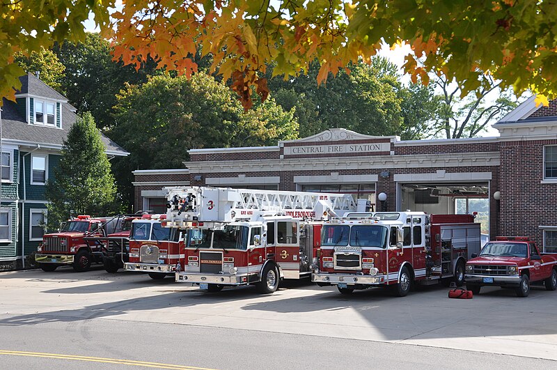 File:Fire engines at station.JPG