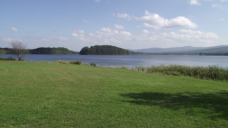 File:Island Pond Vermont.JPG