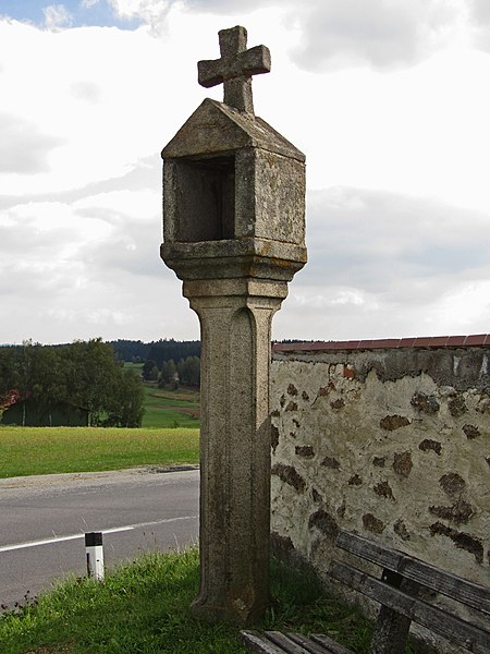 File:Tabernakelpfeiler beim Friedhof Großschönau.jpg