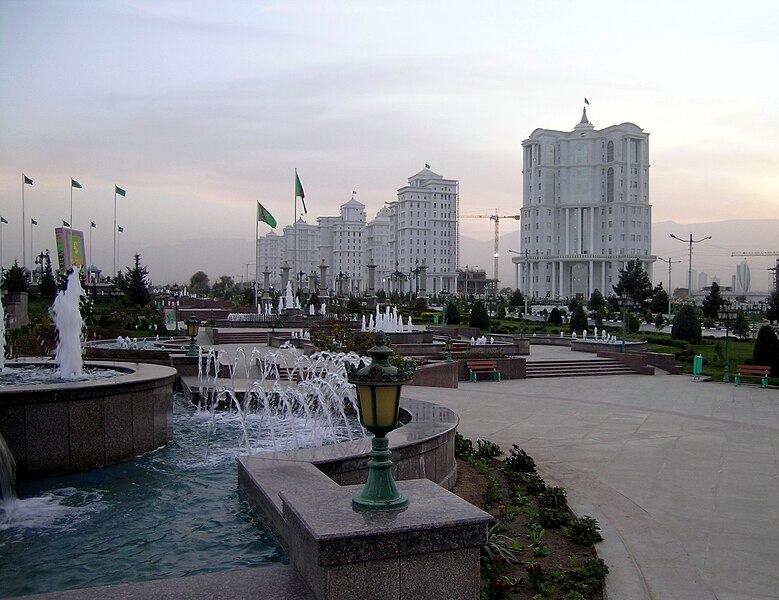 Archivo:Turkmenistan Independence Monument, Ruhnama.jpg