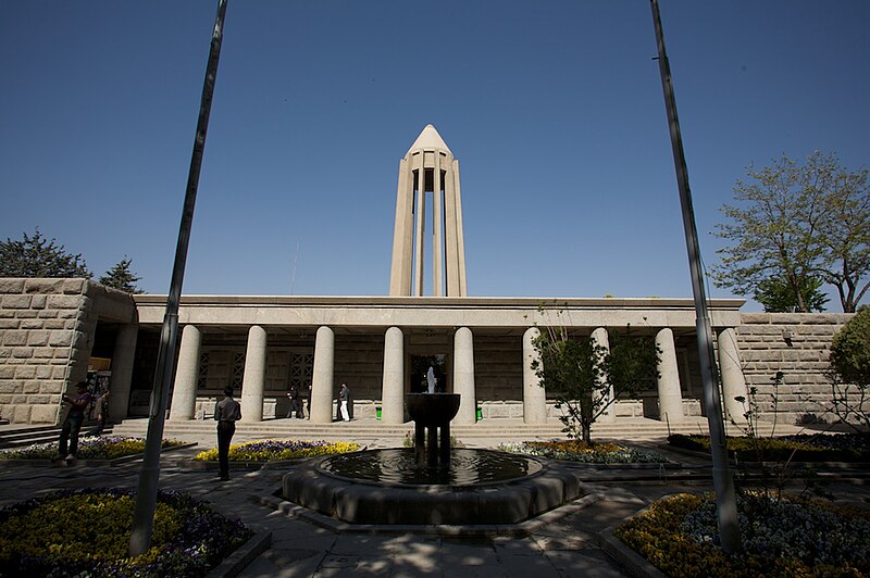 Archivo:Avicenna Mausoleum.jpg