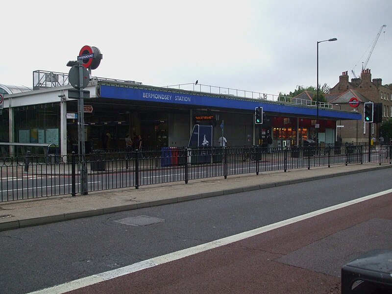 File:Bermondsey station building.JPG