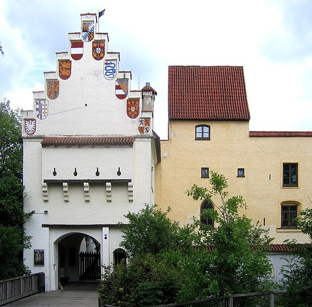 Файл:Burg Gruenwald Eingangstor.jpg