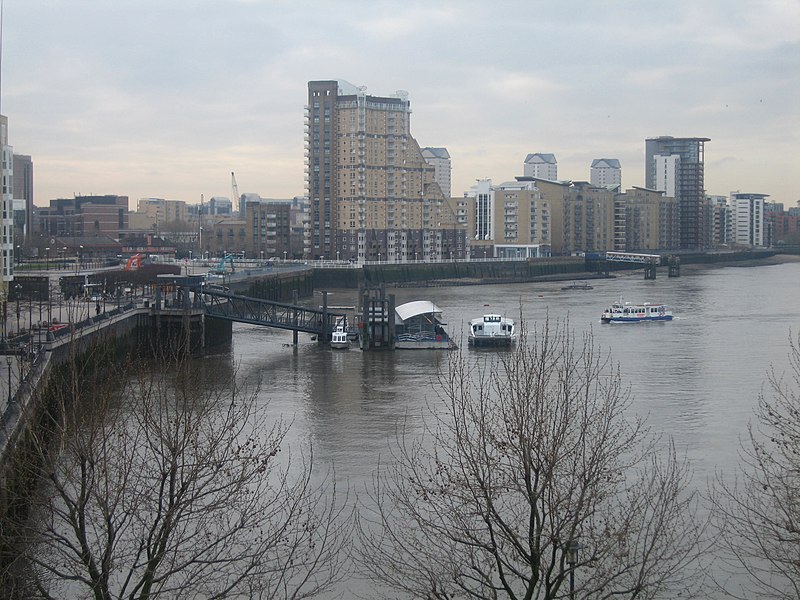 File:Canary Wharf Pier.jpg