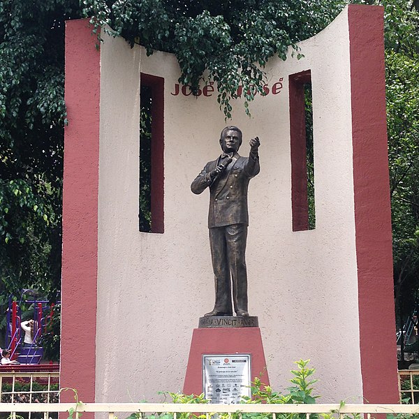 File:Escultura de José José.jpg