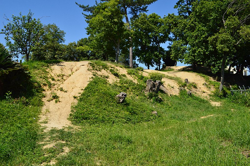 File:Hachizuka Kofun (Fujiidera), zenkei.jpg