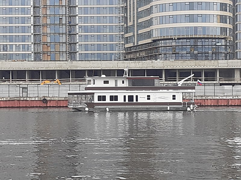 Файл:Houseboat in Moscow 02.jpg