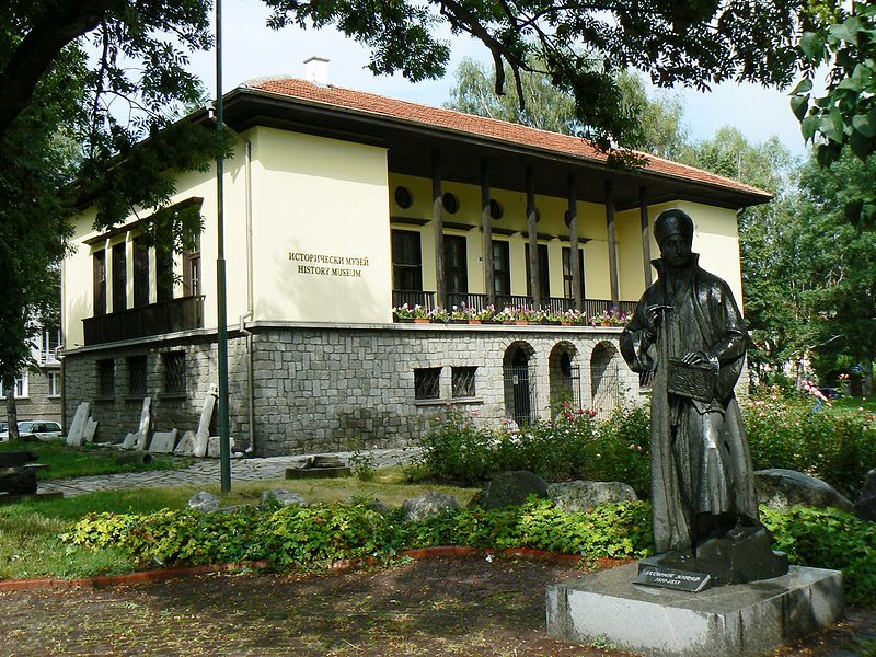 File:Samokov-History-museum-monument-Zahari-Zograf.jpg