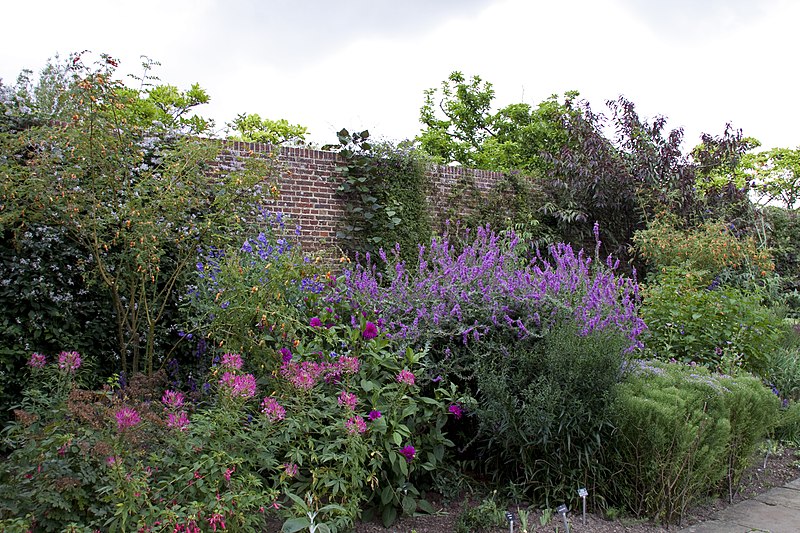 File:Sissinghurst Gardens 9 (4907349737).jpg