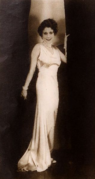 File:Annette Hanshaw modelling 04.jpg