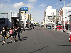 Avenida Rivadavia, en Haedo, con el tráfico vehicular cerrado por la peregrinación a Luján. Octubre 2011