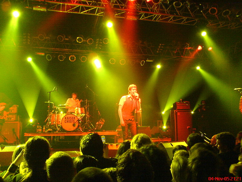 Archivo:Kaiser Chiefs in Concert.JPG