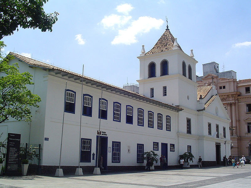 File:Patio do Colegio.jpg