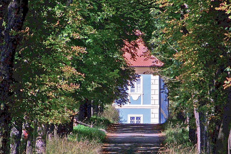 File:Sýkořice, Dřevíč, od brány.jpg