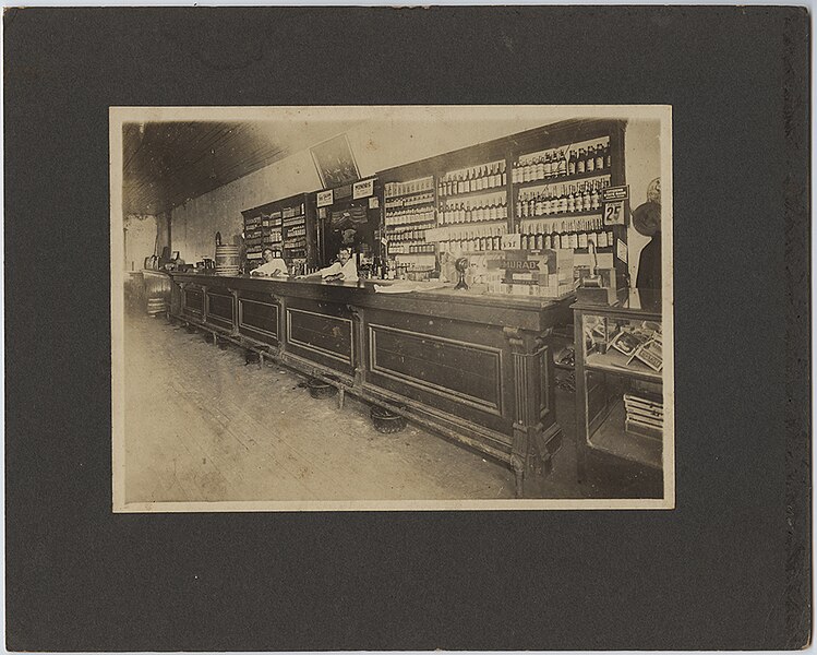 File:Saloon, Bastrop, Texas (13912748513).jpg