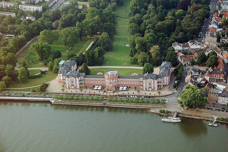 File:Schloss Biebrich fg01.JPG