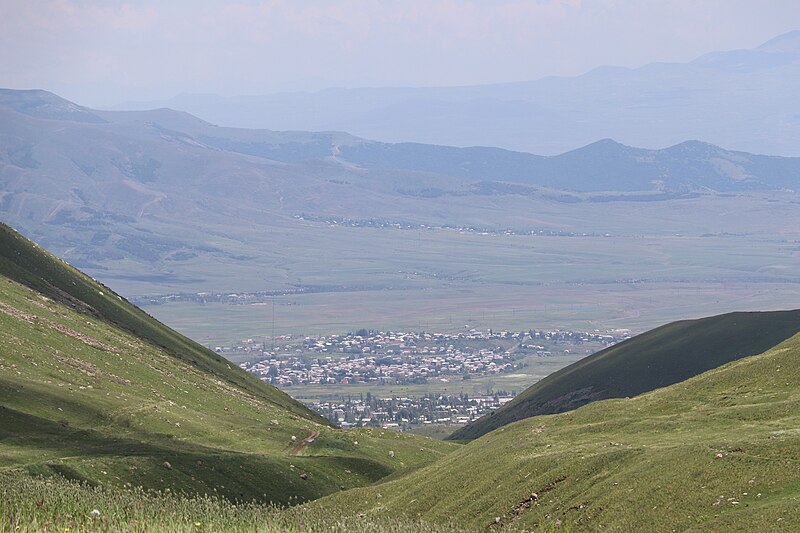 Файл:Aragats village.jpg