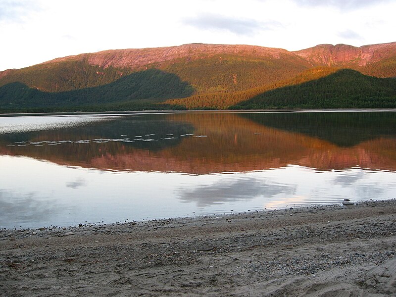 File:Heimsfjellet fra Kvitsanden.jpg