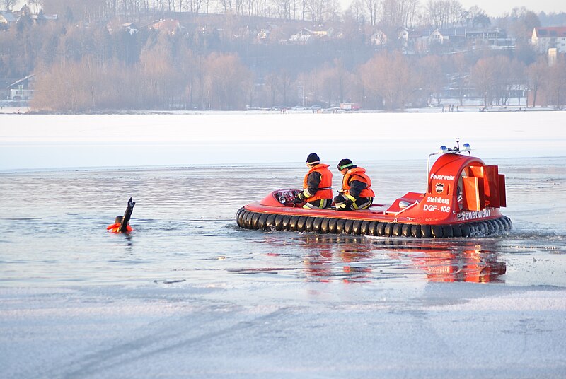 File:Hovercraft feuerwehr steinberg 09012009.JPG