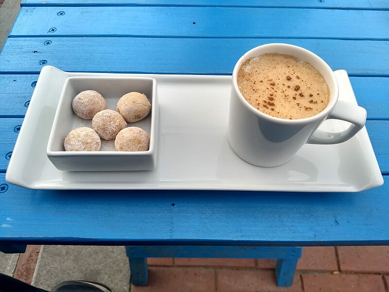 File:Salep and cookies.jpg