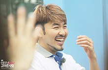 Noh Hong-chul holding a razor