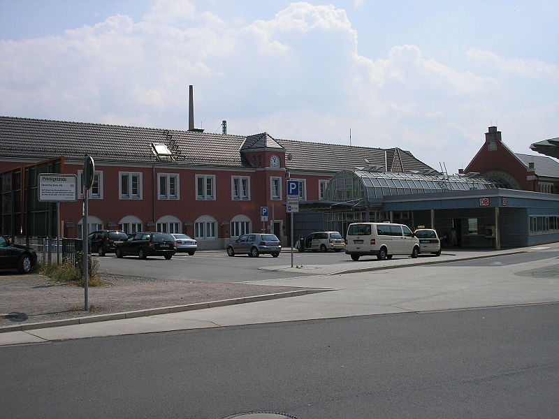 File:Bahnhof Saalfeld.JPG