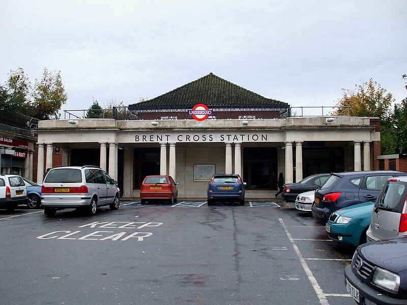 File:Brent Cross stn building.JPG