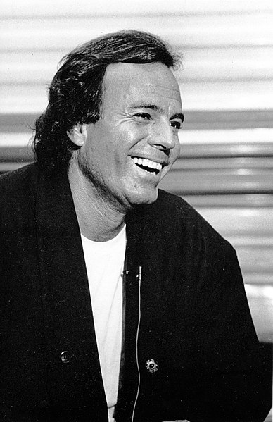 Archivo:Julio Iglesias (9516905427).jpg