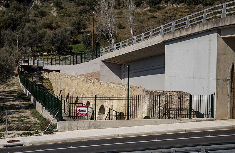 Archivo:Patras Medieval Aqueduct 2.jpg